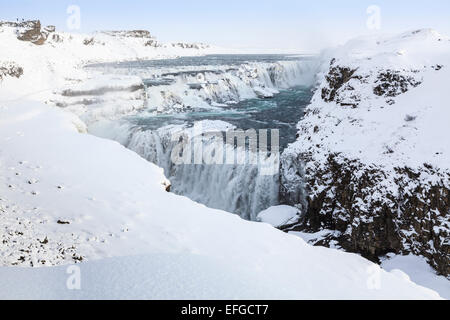 Die berühmte Schlucht und Wasserfälle Gullfoss, einer der beliebtesten natürlichen Sehenswürdigkeiten in Island, gefroren mit Eiszapfen im Winter Stockfoto