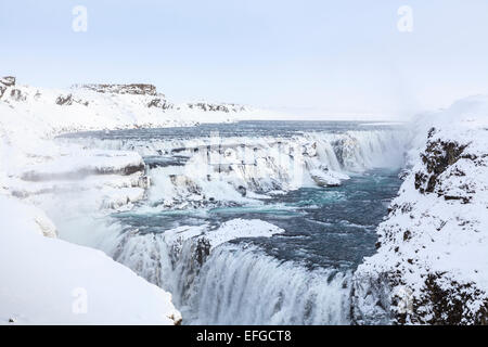 Die berühmte Schlucht und Wasserfälle Gullfoss, einer der bekanntesten und beliebtesten natürlichen Sehenswürdigkeiten in Island, gefroren mit Eiszapfen im Winter Stockfoto