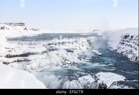 Schlucht, Felsen und Wasserfällen an iconic Gullfoss Wasserfall, einer der beliebtesten natürlichen Sehenswürdigkeiten in Island, gefroren mit Eiszapfen im Winter Stockfoto