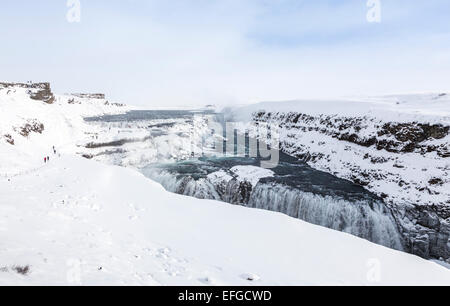 Schlucht, Felsen und Wasserfälle in Gullfoss Wasserfall, einer der beliebtesten natürlichen Sehenswürdigkeiten in Island, gefroren mit Eiszapfen im Winter Stockfoto