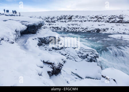 Wunder der Natur: iconic Gullfoss Wasserfall, eine der beliebtesten Touristenattraktionen in Island, im Schnee und Eiszapfen im Winter gefroren Stockfoto