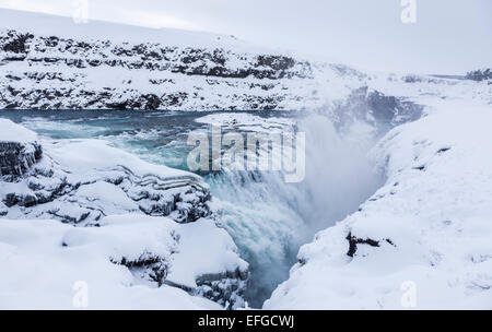 Die Kraft der Natur: die berühmten Wasserfälle Gullfoss, einer der beliebtesten natürlichen verfügen über touristische Attraktionen in Island, gefroren mit Eiszapfen im Winter Stockfoto