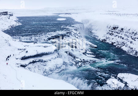 Die berühmten Wasserfälle Gullfoss, einer der beliebtesten und bekanntesten Sehenswürdigkeiten in Island, im Schnee und im Winter gefroren Stockfoto