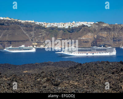 Vulkaninsel nea Kameni mit Santorini Griechenland Stockfoto