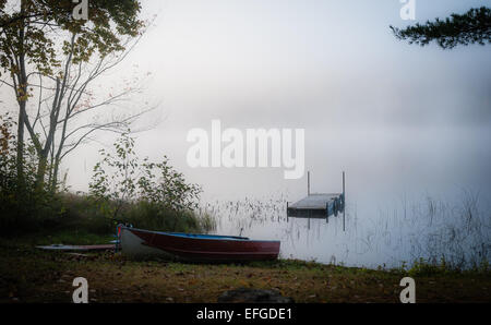 Nebel rollt rund um einen See den ganzen Vormittag. Stockfoto