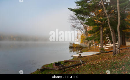 Nebel rollt rund um einen See den ganzen Vormittag. Stockfoto