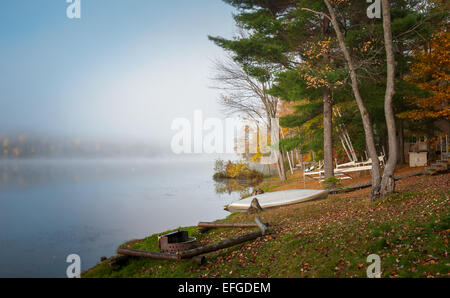 Nebel rollt rund um einen See den ganzen Vormittag. Stockfoto