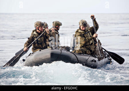 US-Marines mit Firma F, Battalion Landing Team Operationen kleines Boot mit eine Bekämpfung Rubber Raiding Craft aus dem Brunnen-Deck der USS Bonhomme Richard 2. Februar 2015. Stockfoto