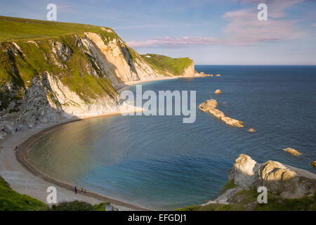 Abend mit Blick auf Mann O Krieg Bucht entlang der Jurassic Coast, Dorset, England Stockfoto