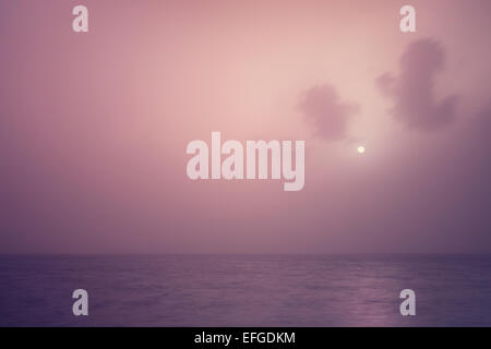 Schöne Seelandschaft, wunderschöne violette Sonnenuntergang über abstrakte natürlichen Hintergrund, romantischen Abend, ruhige See, ruhige panorama Stockfoto