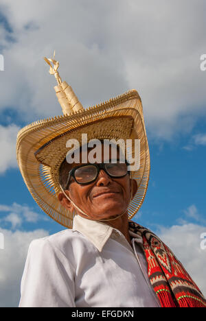 Alter Mann in traditioneller Kleidung Rote Insel, Indonesien. Stockfoto