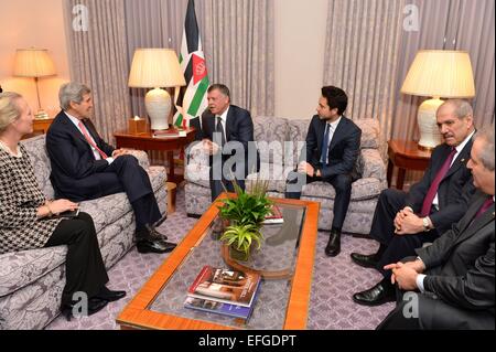 US-Außenminister John Kerry spricht mit König Abdullah II von Jordanien als US-Botschafter zu Jordan Alice Wells, Kronprinz Hussein bin Abdullah und jordanische Außenminister Nasser Judeh Blick auf während eines Treffens 3. Februar 2015 in Washington, DC. Stockfoto