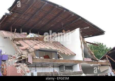 CHRISTCHURCH, NEW ZEALAND, September 4,2010 - eine Tabelle bietet Sicherheit in den Ruinen von einer Central City Gebäude nach 7.1 Earthq Stockfoto