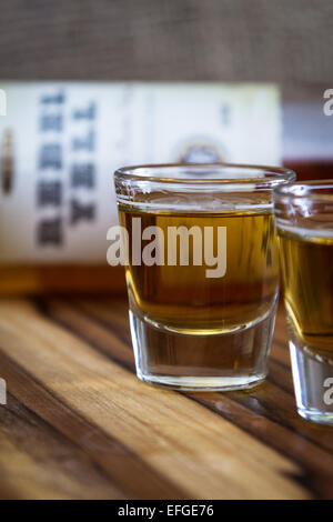 Boulder City Nevada - 28. Dezember: Schnapsglas mit einer Flasche Bourbon Rebel Yell im Hintergrund, 28. Dezember 2014 in Boulde Stockfoto