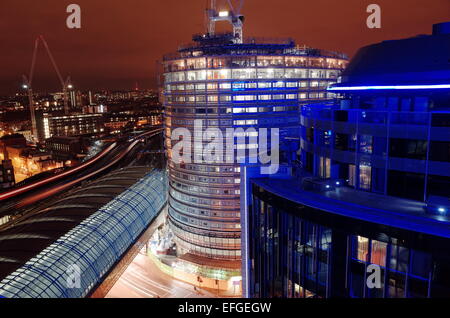 Waterloo Station-London mit Lichtspuren von Zügen bei Nacht Stockfoto