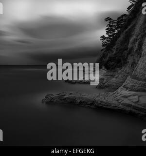 Felsen und Meer Felsen über dem Meer am Inamuragasaki, Präfektur Kanagawa, Japan Stockfoto