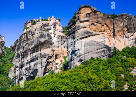 Meteora, Griechenland. Griechisch-orthodoxe sechs Klöster Komplex gebaut auf natürliche Felsen Sandsteinsäulen im Pindos Gebirge, Thessalien. Stockfoto