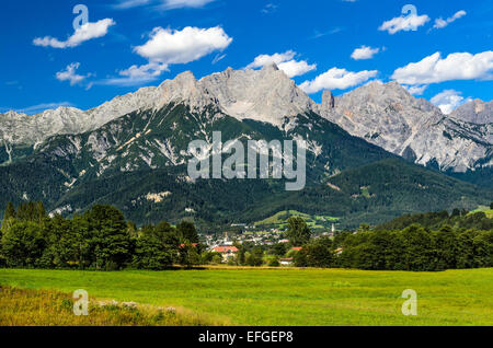 Österreich. Berchtesgadener Alpen Bereich Landschaft mit Saalfelden bin Steinernen Meer Kleinstadt, Bergsteigen Attraktion Zell am See Stockfoto