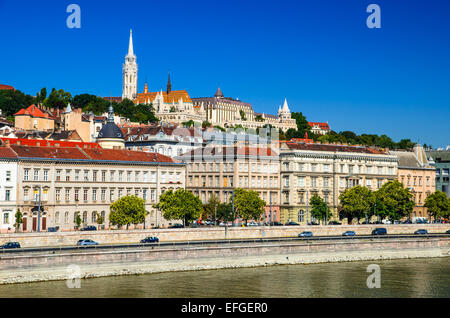 Budapest, Ungarn. Donau-Landschaft und der Matthiaskirche, Fischer Bastion auf Buda Hügel der ungarischen Hauptstadt. Stockfoto