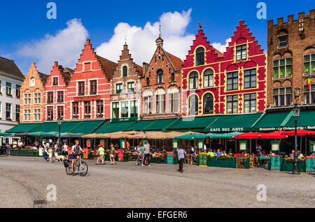 Brügge, Belgien. Touristen auf Straßencafés in Brügge ist der Brugelings und Touristen in Brügge, Flandern Markt Treffpunkt. Stockfoto