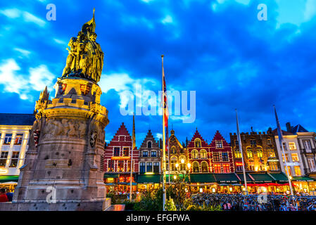 Brügge, Belgien. Nacht Bild Nordseite des Grote Markt (Markt) mit bezaubernden Straßencafes, Treffpunkt der Brugelings. Stockfoto