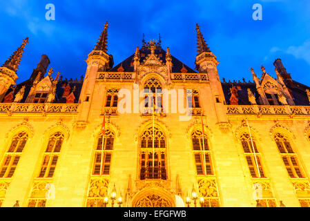 Brügge, Belgien. Nacht-Bild der Provinciaal Hof erbaute 1284 Adelsitz, aufbauend auf den Grote Markt in Brügge, Belgien statt. Stockfoto