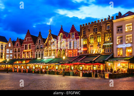 Brügge, Belgien. Nacht Bild Nordseite des Grote Markt (Markt) mit bezaubernden Straßencafes. Stockfoto