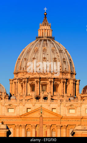 Sonnenaufgang am St. Peter Basilica von Vatikan, wichtigste religiöse katholische Kirche, Vatikan und Papst Residenz. Italien-Wahrzeichen. Stockfoto
