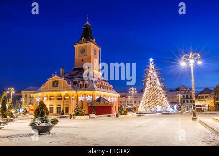 Brasov, Rumänien. Nacht-Bild der Weihnachtsmarkt im Dezember 2014 in Rathausplatz der mittelalterlichen Stadt, Wahrzeichen von Siebenbürgen. Stockfoto