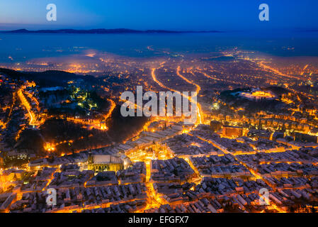 Nacht-Winterlandschaft der mittelalterlichen Stadt Brasov, Siebenbürgen in Rumänien mit Rathausplatz, schwarze Kirche und Zitadelle Stockfoto