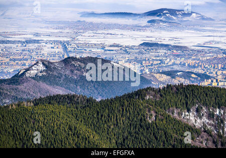 Luftaufnahme der Stadt Brasov, touristische städtische Sehenswürdigkeit von Siebenbürgen, Rumänien mit Tampa Berg im Wintertag. Stockfoto