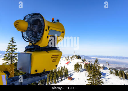 Gelbe Kanone für die Beschneiung im Skigebiet Poiana Brasov in Karpaten, Rumänien. Stockfoto