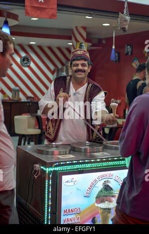 Türkische (Dondurma) Eisverkäufer Dienst am Kunden Stockfoto