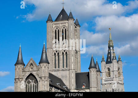 Belgien, Flandern, Gent, St.-Nikolaus-Kirche, St. Niklaaskerk Hintergrund Belfort Tower Stockfoto