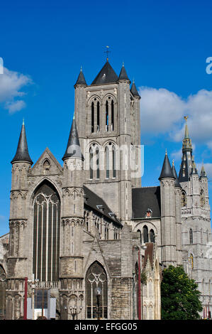 Belgien, Flandern, Gent, St.-Nikolaus-Kirche, St. Niklaaskerk Hintergrund Belfort Tower Stockfoto