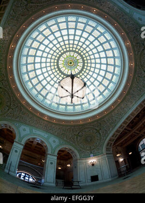 Ein Fischauge, weiten Winkel Blick auf Preston Bradley Hall und der weltweit größte Tiffany Glaskuppel. Chicago Cultural Center, Chicago. Stockfoto