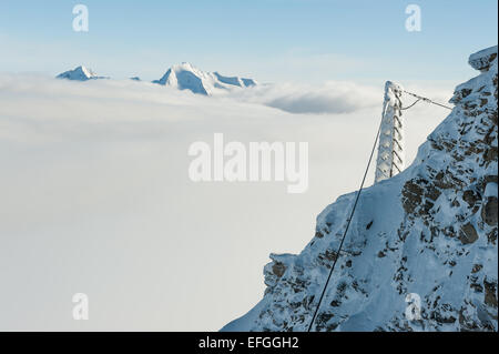 Blick vom Hintertuxer Gletscher im Winter mit Wolken über den Bergen Stockfoto