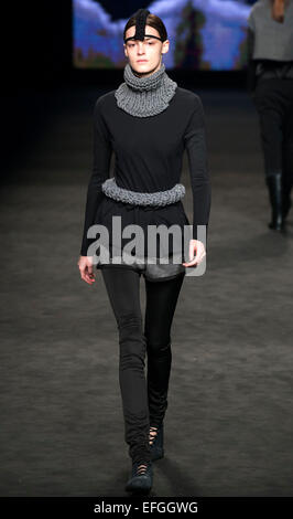 Barcelona, Spanien. 2. Februar 2015. Model bei der Txell Miras Modenschau während der 080 Barcelona Fashionweek Herbst/Winter 2015 auf 2. Februar 2015 in Barcelona, Spanien. © Dpa/Alamy Live-Nachrichten Stockfoto