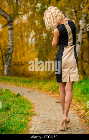schlanke Blonde Spaziergänge allein im park Stockfoto