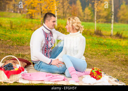 Ehepaar Blick in die Augen im park Stockfoto