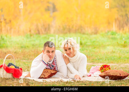 Mann und Frau bequem auf das Plaid im Park entspannen Stockfoto