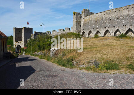 Innerhalb der Stadtmauer mit Türmen in Visby, Gotland, Schweden Stockfoto
