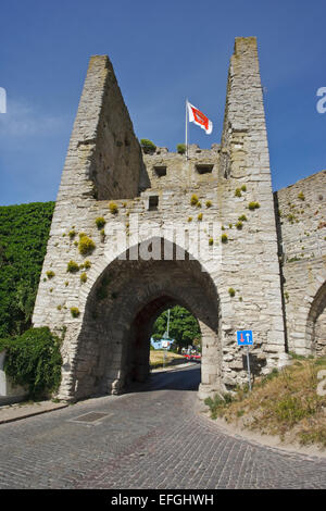 Tor in der Stadtmauer mit Türmen in Visby, Gotland, Schweden Stockfoto