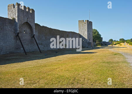 Außerhalb der Stadtmauern mit Sattel Turm in Visby, Gotland, Schweden Stockfoto