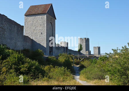 Außerhalb der Stadtmauer mit Türmen in Visby, Gotland, Schweden Stockfoto