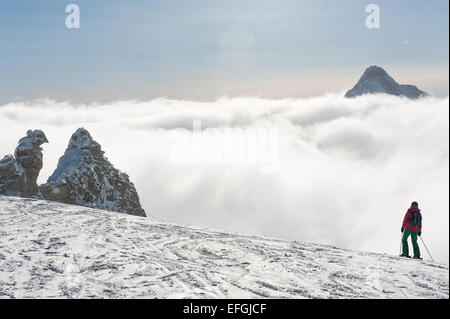 Blick vom Hintertuxer Gletscher im Winter mit Wolken über den Bergen Stockfoto