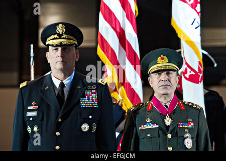 US Army Chief Of Staff General Raymond T. Odierno, links und gen Hulusi Akar Kommandant der türkischen Landstreitkräfte Lesung zu hören, der Quellenangabe der Legion Of Merit in der Joint Base Myer-Henderson Hall 27. Januar 2015 in Arlington, Virginia. Odierno präsentierte der Legion Of Merit Akar für seine herausragenden Beiträge zur NATO. Stockfoto