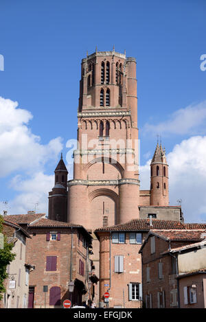 Backstein Glockenturm der St. Cecile Cathedral steigt über mittelalterliche Häuser in der alten Stadt Albi Tarn Frankreich Stockfoto
