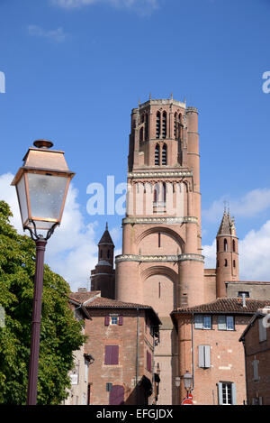 Backstein Glockenturm der St. Cecile Cathedral steigt über mittelalterliche Häuser in der alten Stadt Albi Tarn Frankreich Stockfoto