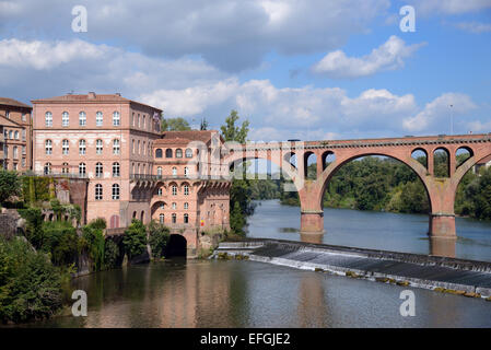 Wassermühlen oder Moulins Albi & Pont du 22 Aoüt oder gemauerte Brücke über den Fluss Tarn Albi Tarn Frankreich Stockfoto